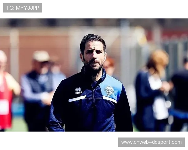 科莫主帅法布雷加斯完成冬奥圣火传递，点燃科莫市区圣火盆